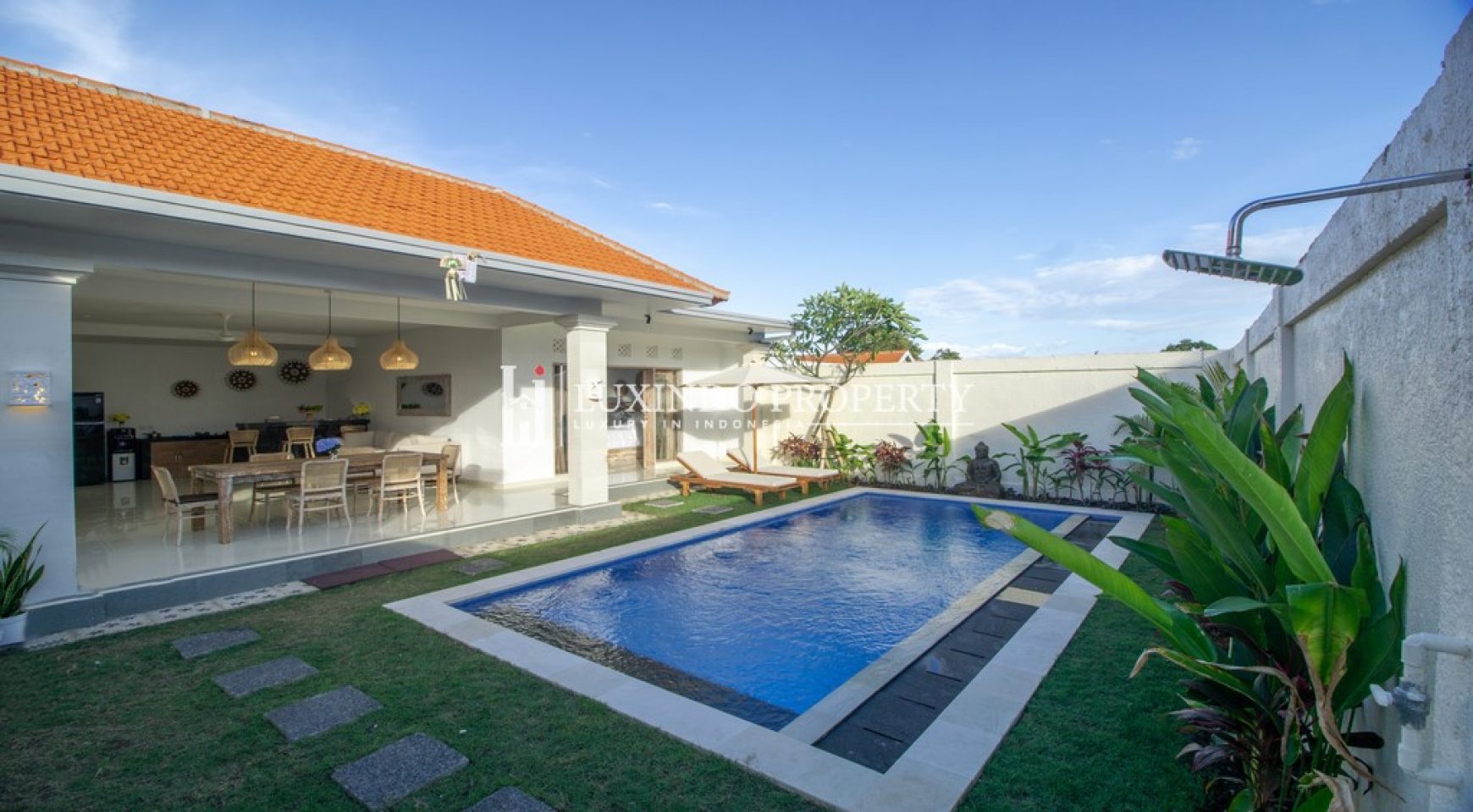 SESEH – EXQUISITE 5 BEDROOM TROPICAL VILLA JUST STEPS FROM SESEH BEACH (LHV658X)