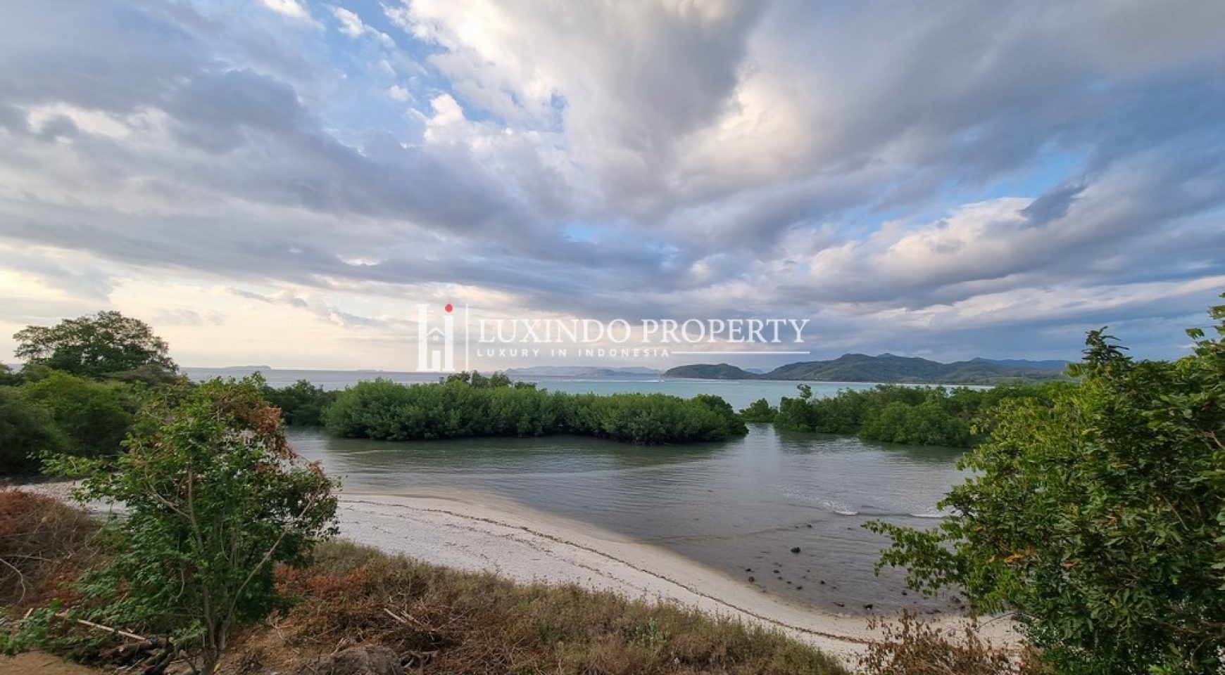 SUMBAWA – PRIME ELEVATED LAND FOR SALE WITH PANORAMIC VIEWS OF SCAR REEF IN JELENGA BAY, WEST SUMBAWA (FHL510)