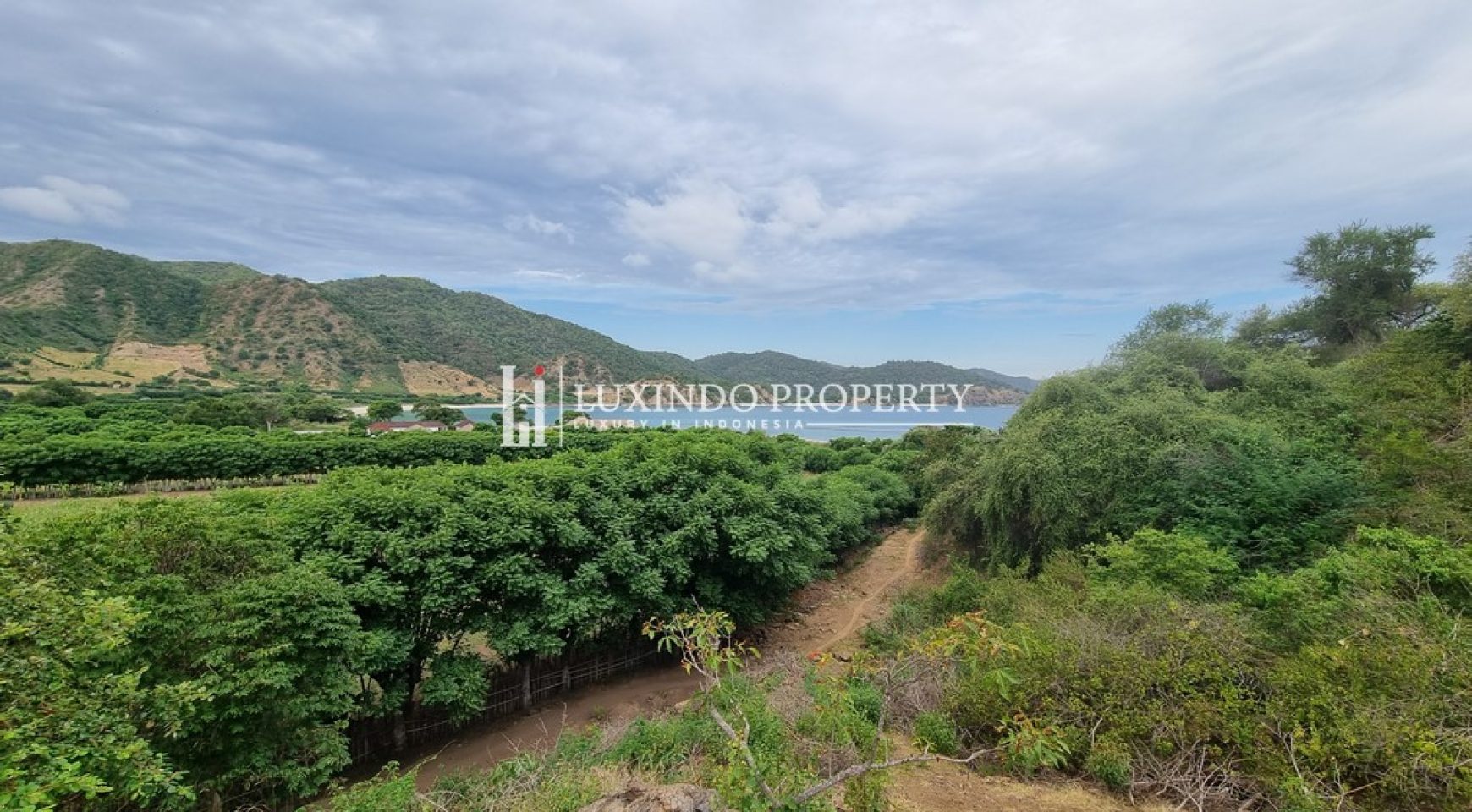 SUMBAWA-PRIME HILLSIDE LAND OVERLOOKING MORO BEACH AND BAY IN KERTASARI, WEST SUMBAWA (FHL489)