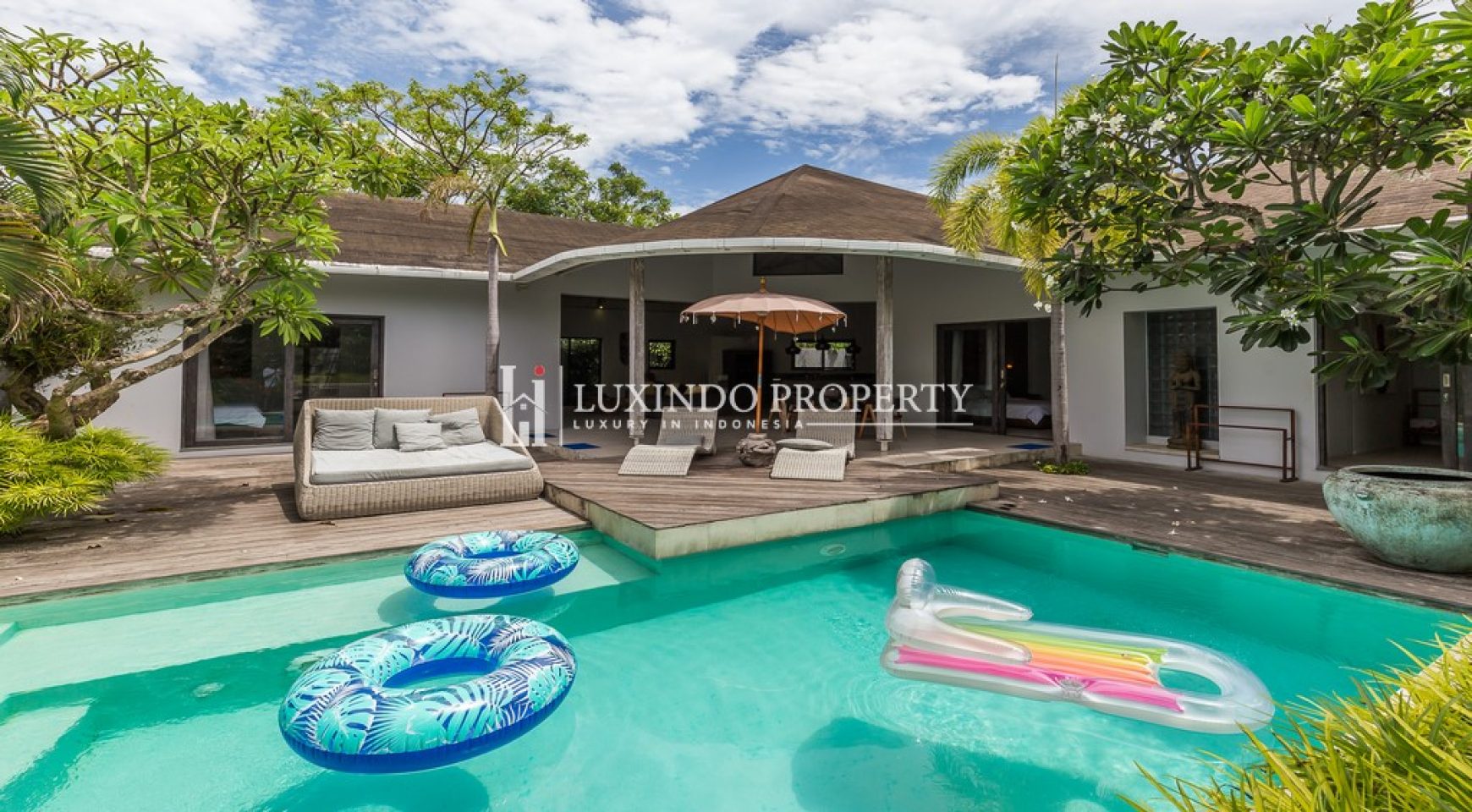 KEROBOKAN – FULLY FURNISHED 3-BEDROOM VILLA NEAR CITY CENTER (LHV727)