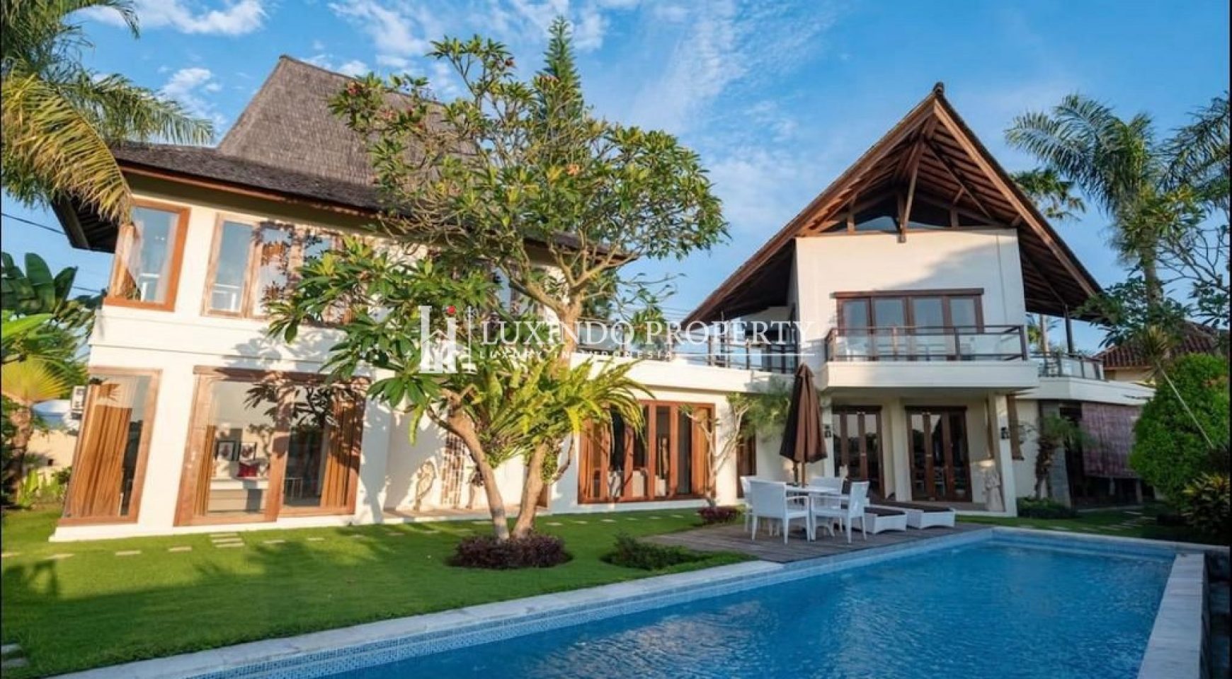 PADONAN – LUXURIOUS 4-BEDROOM VILLA FOR MONTHLY RENTAL IN PADONAN, CANGGU, BALI (RV379)