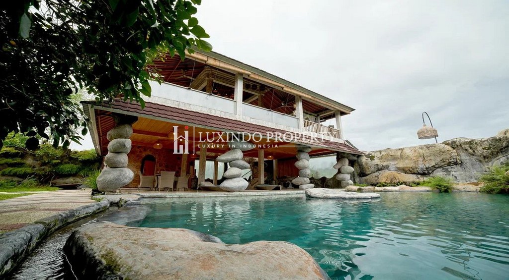 ELEGANT VILLA IN UBUD WITH DESIGNER POOL, SAUNA & 360° VIEWS OF RICE FIELDS AND VOLCANOES (LHV853)