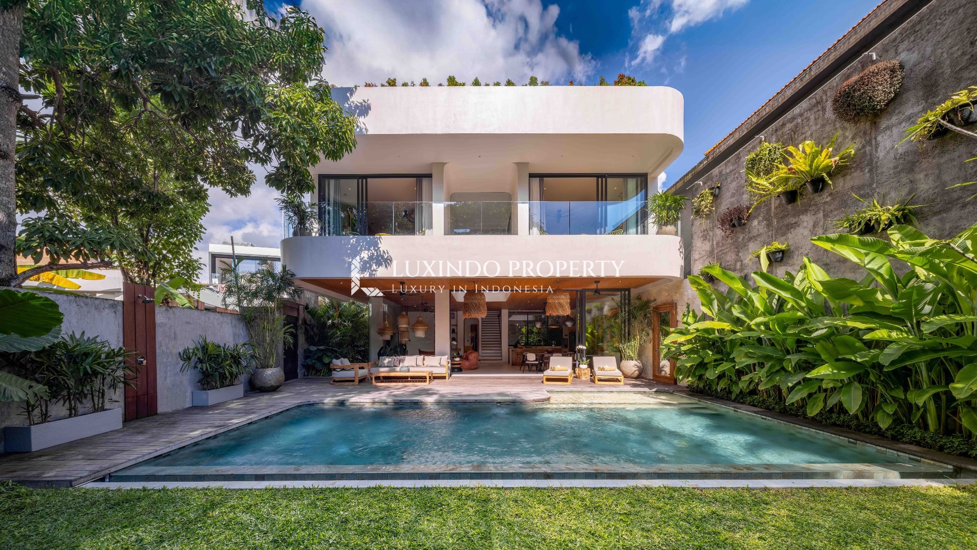 PRERENAN - LUXURY LIVING BALANCE WITH NATURE IN A BEAUTIFULLY DESIGNED VILLA FOR RENT (RV437)