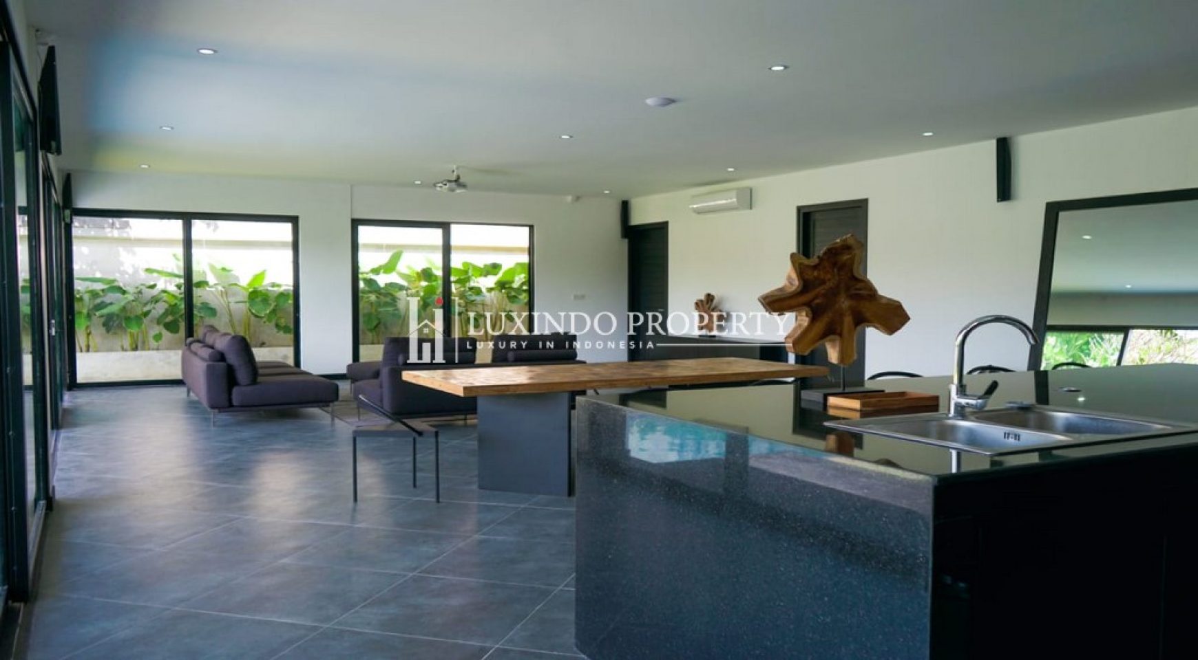 CHARMING 3-BEDROOM VILLA FOR RENT WITH CAPTIVATING RICEFIELD VIEWS IN UMALAS, BALI (RV393)